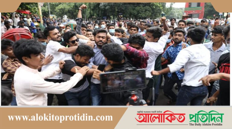 ঢাবিতে নুরের ওপর ছাত্রলীগের নেতাকর্মীদের হামলা