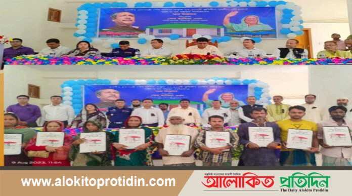 বাউফলে  প্রধানমন্ত্রীর উপহারের ঘর পেল ১৯৯ পরিবার