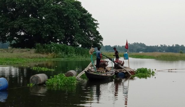 শিবালয়ে অবৈধ ড্রেজার দিয়ে মাটি উত্তোলন: আশপাশের ফসলি জমি ভেঙ্গে পড়ার আশংকা