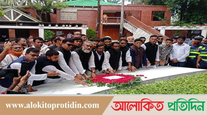 বঙ্গবন্ধুর সমাধিতে হিরো আলমের শ্রদ্ধা