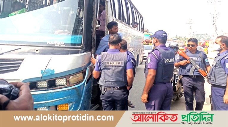 ঢাকায় নিরাপত্তা জোরদার, প্রবেশমুখে পুলিশের তল্লাশি