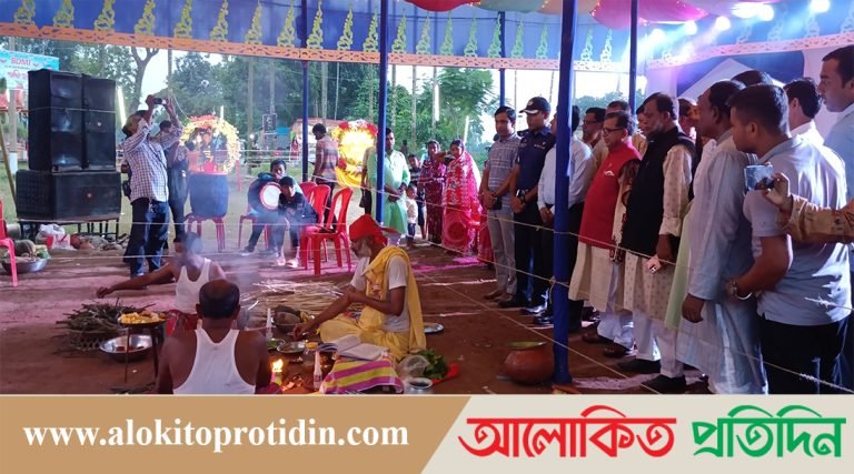 মাধবপুরে পূজা মন্ডপ পরিদর্শনে বিমান প্রতিমন্ত্রী
