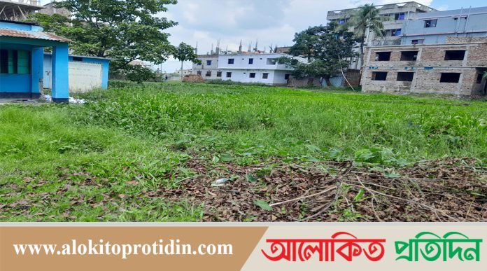 পানিতে বিদ্যালয়ের শিক্ষার্থীদের স্বাভাবিক চলাফেরায় বিঘ্ন 