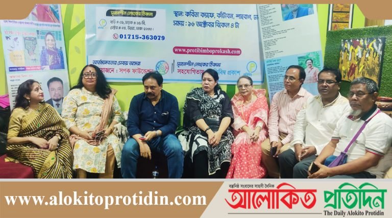 মঞ্চে বাংলাদেশ ও ভারতের কবিবৃন্দ