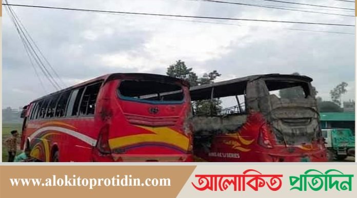 চট্টগ্রামে গ্যারেজে দাঁড়িয়ে থাকা ৩টি বাসে আগুন
