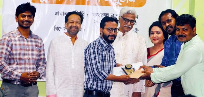থিয়েটার প্রাঙ্গণ সম্মাননা পেলেন কবি দ্বীন মোহাম্মাদ দুখু