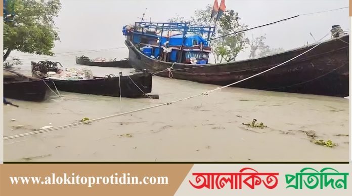 বঙ্গোপসাগরে ট্রলার ডুবি খোঁজ আড়াইশো জেলের 