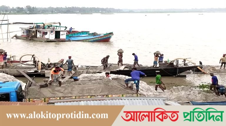 বালুদস্যুদের উৎপাতে ভাঙছে নদী-বাড়িঘর