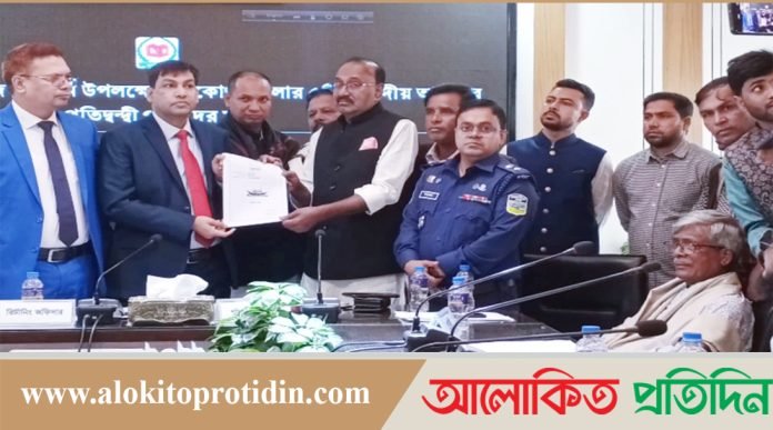 সংসদ নির্বাচনে নেত্রকোণায় প্রার্থীদের মাঝে প্রতীক বরাদ্দ