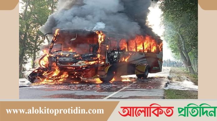 গোপালগঞ্জে কাশিয়ানীতে বাস-প্রাইভেটকার সংঘর্ষে আগুন