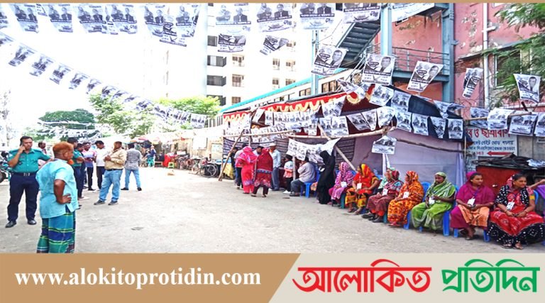 কেন্দ্রে ভোটারের চেয়ে ক্ষমতাসীন দলের নেতাকর্মীর উপস্থিতি বেশি
