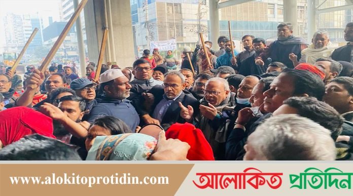 কারওয়ান বাজারে রিজভীর নেতৃত্বে  লাঠি মিছিল