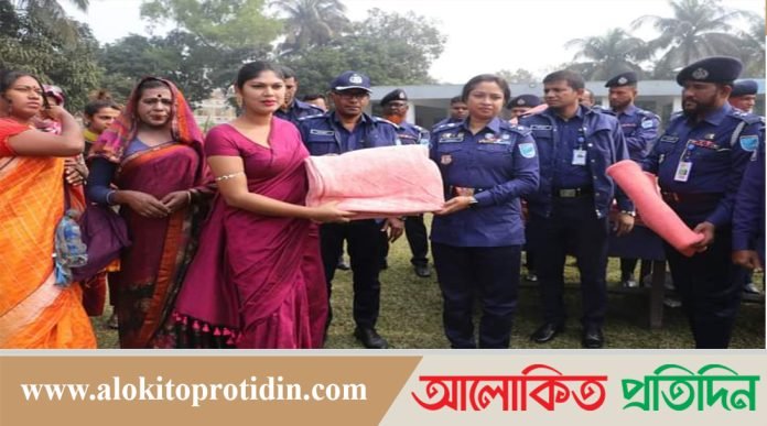 হিজড়া সম্প্রদায়ের সাথে পুলিশ সুপারের শুভেচ্ছা বিনিময় ও কম্বল বিতরণ 