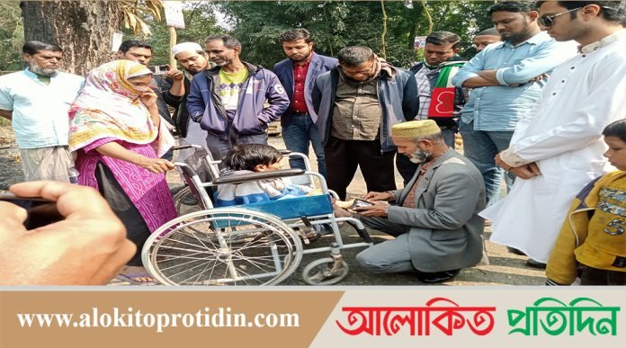 ডাসারে অগ্নিকাণ্ডে ক্ষতিগ্রস্ত পরিবারের মাঝে আর্থিক সহায়তা প্রদান 
