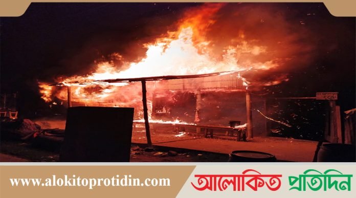 গাজীপুরে তিনটি কলোনিতে অর্ধশতাধিক ঘর ও দোকান পুড়ে ছাই 