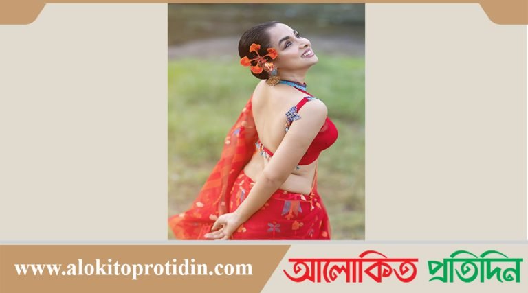 কৃষ্ণচূড়ার সাথে লাল শাড়িতে মোহনীয় রুনা
