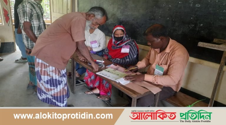 গোমস্তাপুর উপজেলায় ভোট গ্রহণ চলছে শেষ হবে বিকাল ৪ টায়।