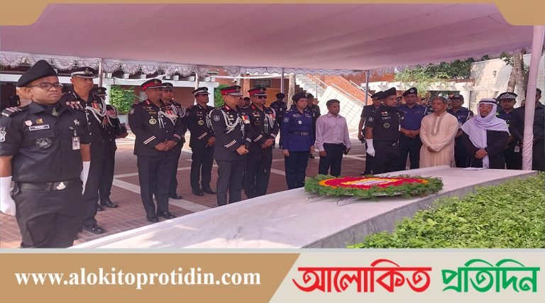 টুঙ্গিপাড়ায় বঙ্গবন্ধুর সমাধিতে নবনিযুক্ত র‍্যাব মহাপরিচালকের  শ্রদ্ধা 
