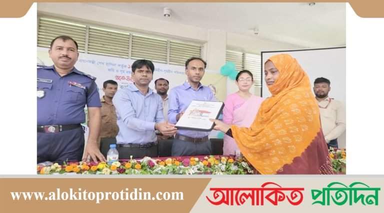 লোহাগড়ায় ১২০টি ভূমিহীন ও গৃহহীন পরিবারের মাঝে ঘর হ*স্তা*ন্ত*র