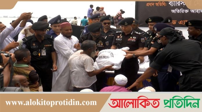কুড়িগ্রামে বন্যার্তদের মাঝে ত্রাণ বিতরণ করলেন র‍্যাবের মহা-পরিচালক