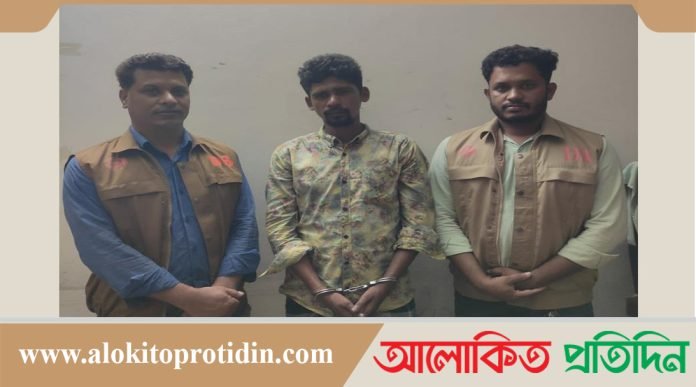 মানিকগঞ্জে ডিবি পুলিশের অভিযানে হেরোইনসহ এক যুবককে গ্রেফতার 