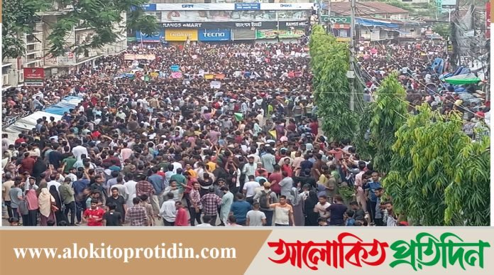 চট্টগ্রামে ছাত্র-জনতার ঢল, বাধা দেয়নি পুলিশ