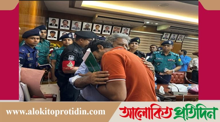বদলে যাচ্ছে পুলিশের ইউনিফর্ম ও লোগো, কর্মবিরতি প্রত্যাহারের সিদ্ধান্ত