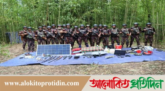 রুমায় অস্ত্র-গোলাবারুদসহ বিপুল সরঞ্জামাদি উদ্ধার করেছে বিজিবি