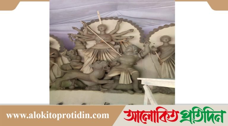 নাগরপুরে দুর্গাপূজা উপলক্ষে প্রতিমা তৈরিতে ব্যস্ত কারিগররা