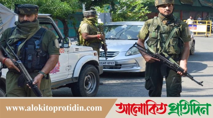 ভারতশাসিত কাশ্মিরে সেনাবাহিনীর গাড়িতে হামলা