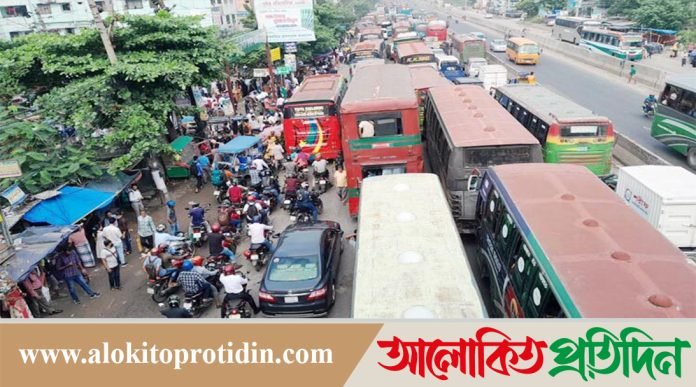 ঢাকা-চট্টগ্রাম মহাসড়কে তীব্র যানজট, চরম ভোগান্তিতে লাখ লাখ মানুষ
