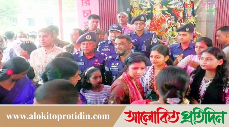 হিন্দু-মুসলিম সম্প্রীতির এক উজ্জ্বল দৃষ্টান্ত, টাঙ্গাইলে একই আঙিনায় চলছে নামাজ ও পূজা