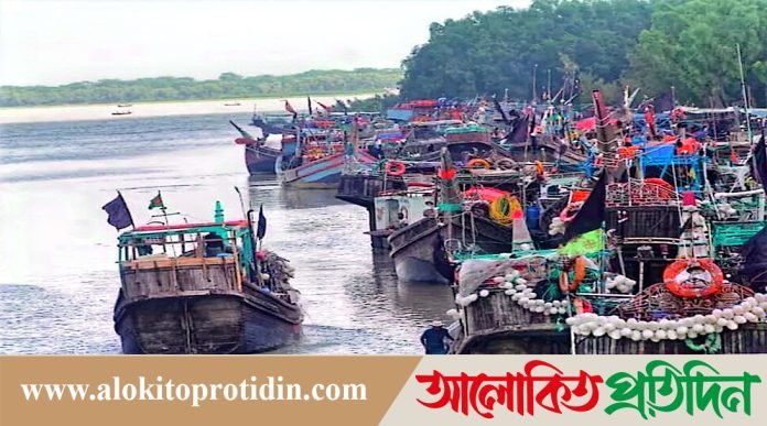 আজ মধ্য রাত থেকে সারা দেশে সাগরে ২২ দিন মাছ ধরায় নিষেধাজ্ঞা