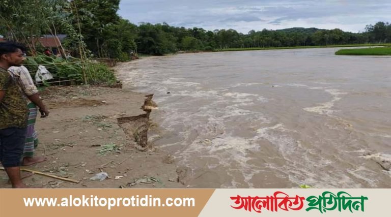 অসময়ে ভাঙ্গছে নদী আতঙ্কে তীরবর্তী মানুষ
