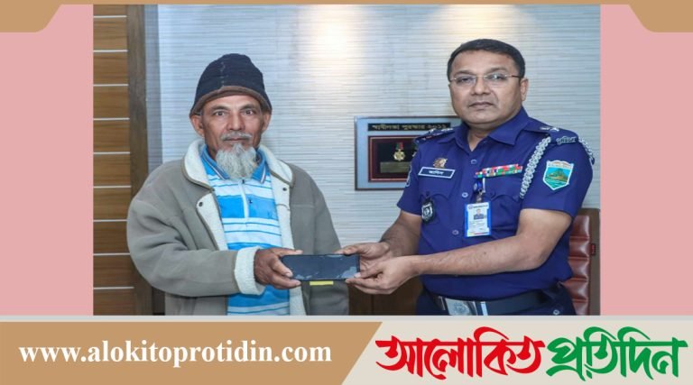 উদ্ধারকৃত ৩৩টি মোবাইল ফোন হস্তান্তর করলেন রাজশাহীর পুলিশ সুপার