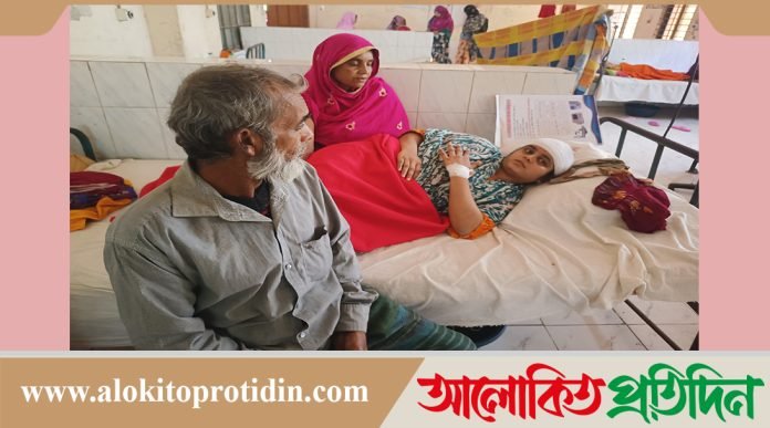 পাথরঘাটায় বিয়ের প্রস্তাবে রাজি না হওয়ায় কলেজ ছাত্রীকে কুপিয়ে আহত