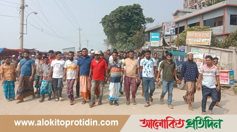 কুয়াকাটায় উচ্ছেদের প্রতিবাদে ব্যবসায়ীদের বিক্ষোভ