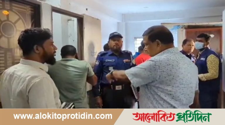 কুয়াকাটায় পাবলিক টয়লেট থেকে এক ব্যক্তির লাশ উদ্ধার
