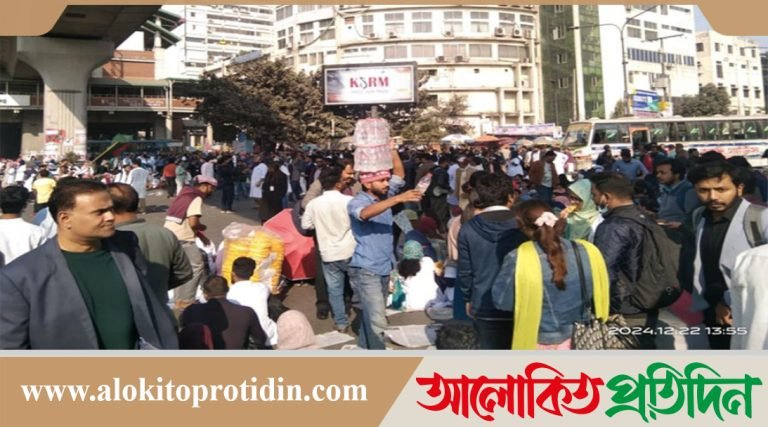 ভাতা ৫০ হাজারের দাবিতে ট্রেইনি চিকিৎসকদের শাহবাগ অবরোধ