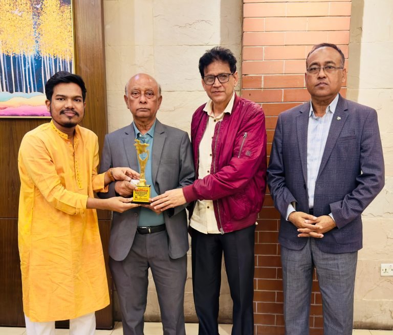 ট্র্যাব অ্যাওয়ার্ড পেলেন ‘আমার দেশ’ পত্রিকার আবাসিক সম্পাদক জাহিদুল করিম কচি