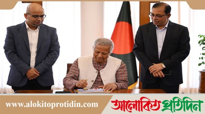 স্মারক ডাকটিকিট অবমুক্ত করলেন প্রধান উপদেষ্টা