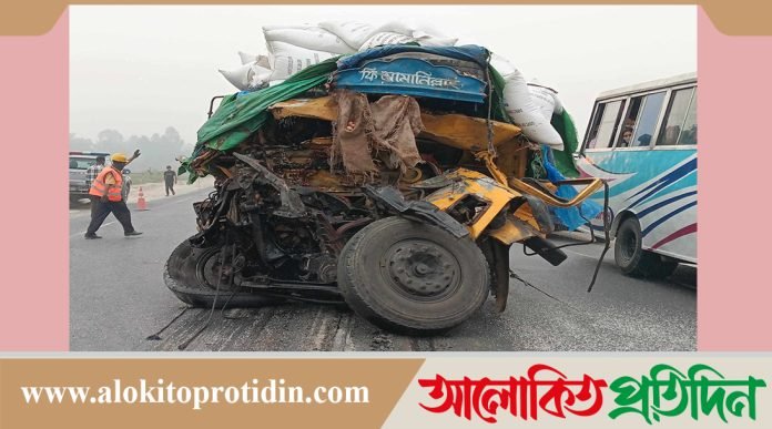 টাঙ্গাইলে দুই ট্রাকের মুখোমুখি সংঘর্ষে চালক নিহত