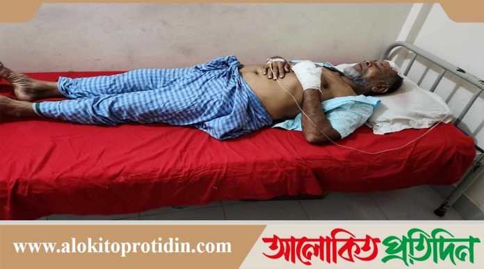 নোয়াখালীতে সৌদি প্রবাসীর বাড়িতে ডাকাতি,বৃদ্ধাকে কুপিয়ে জখম