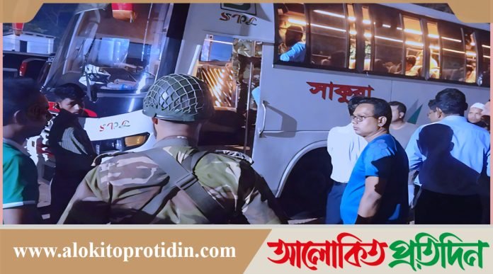 অতিরিক্ত বাসভাড়া আদায়ের অভিযোগে ভ্রাম্যমাণ আদালতের অভিযান ঝালকাঠিতে