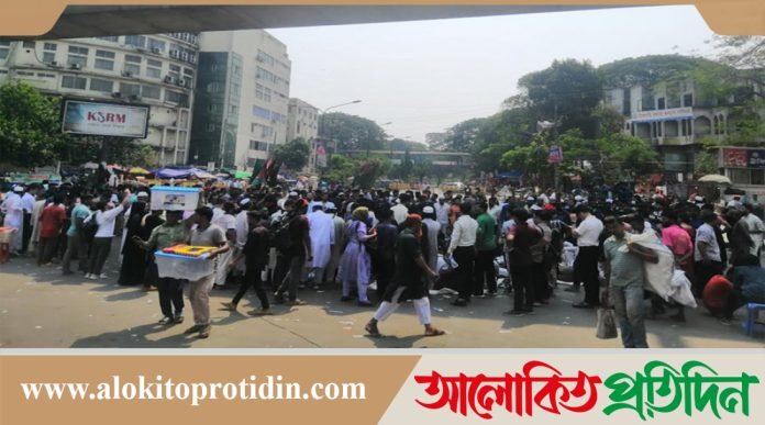 আ.লীগ নিষিদ্ধের দাবিতে দ্বিতীয় দিনেও চলছে ‘শাহবাগ ব্লকেড’ কর্মসূচি