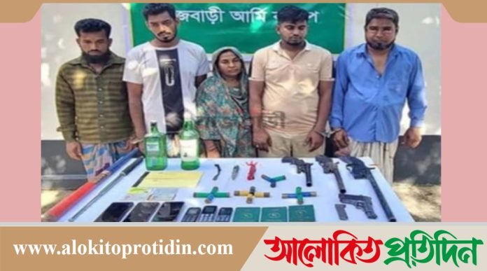 রাজবাড়ীতে যৌথ বাহিনীর অভিযানে ৫ ডাকাত গ্রেফতার