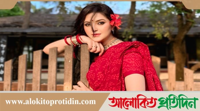 আমি বেঁচে আছি, লাইভে এসে বলেন পরীমণি