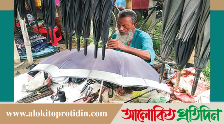 বর্ষা এলেই ব্যস্ততা বাড়ে ছাতা মেরামতকারীদের