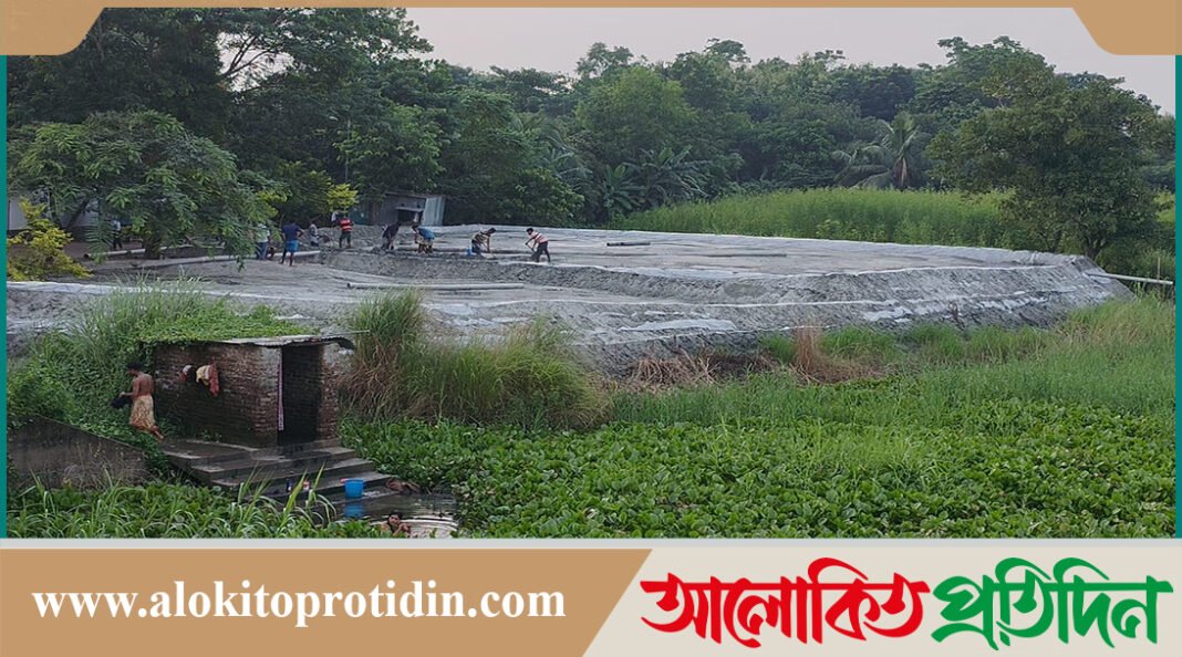 সরকারি অধিগ্রহণের জায়গা দখল করে বালুর ব্যবসা